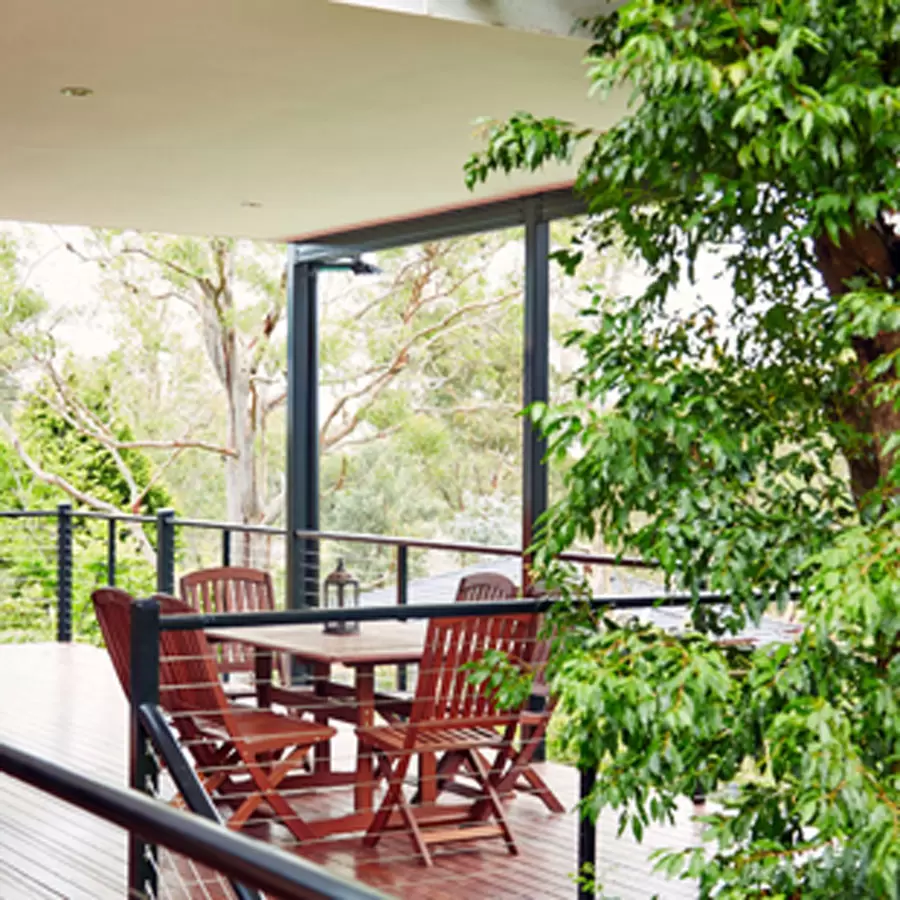 Hardwood deck and wire balustrading by Olix Building