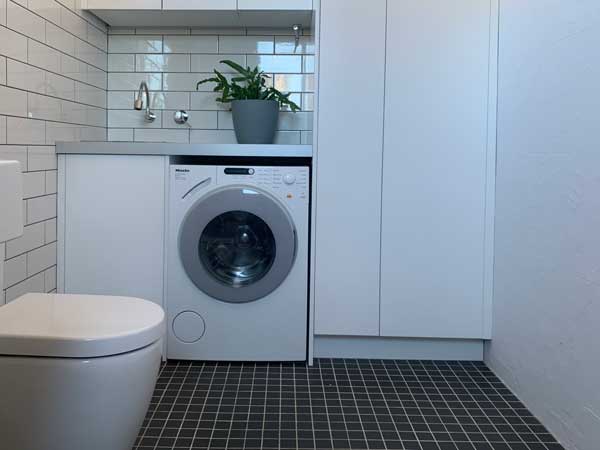 Bathroom with integrated laundry by Olix Building