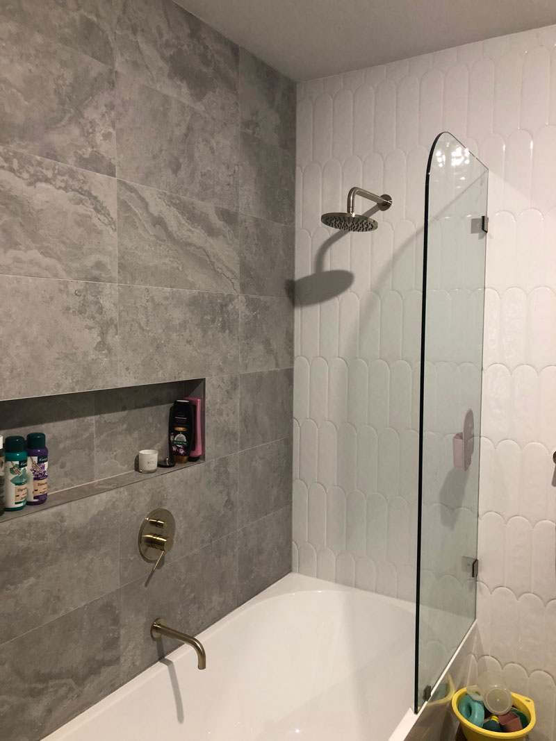 Shower and bath with niche by Olix Building